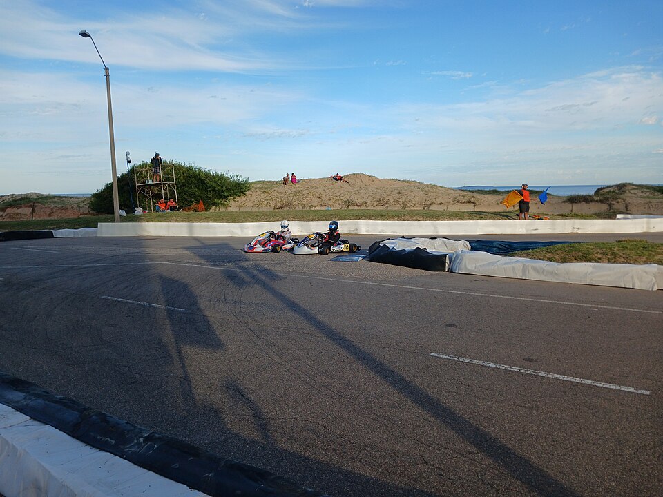 Illustration: Defensive Racecraft: Proactive Positioning and Corner Exit Mastery