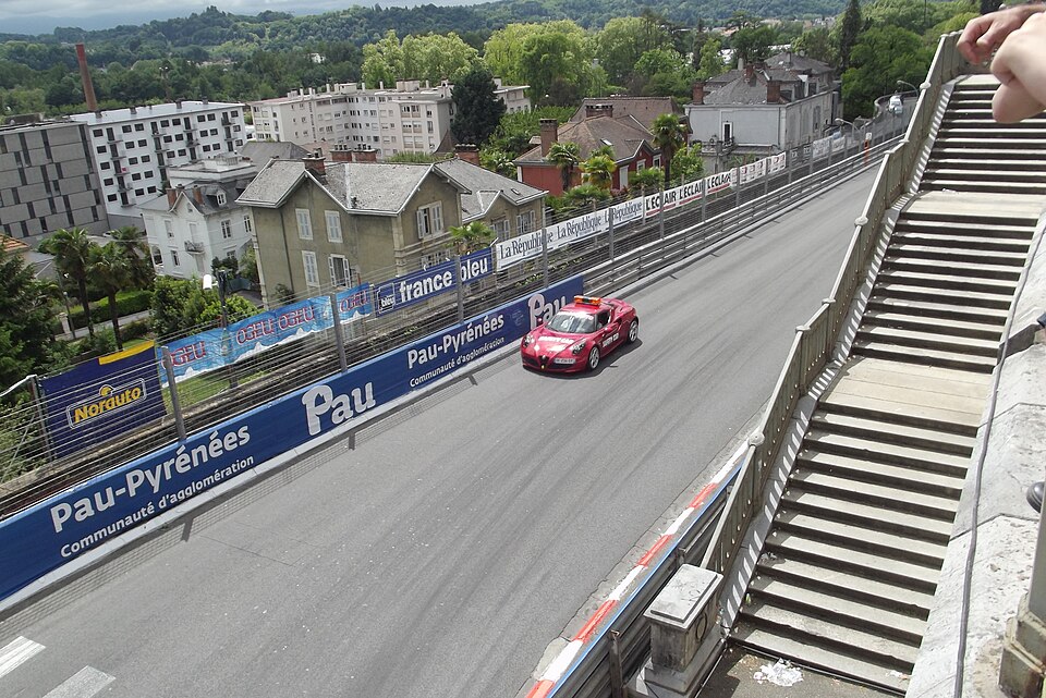 Illustration: Driver Positioning and Overtaking Restrictions Illustration: Driver Positioning and Overtaking Restrictions