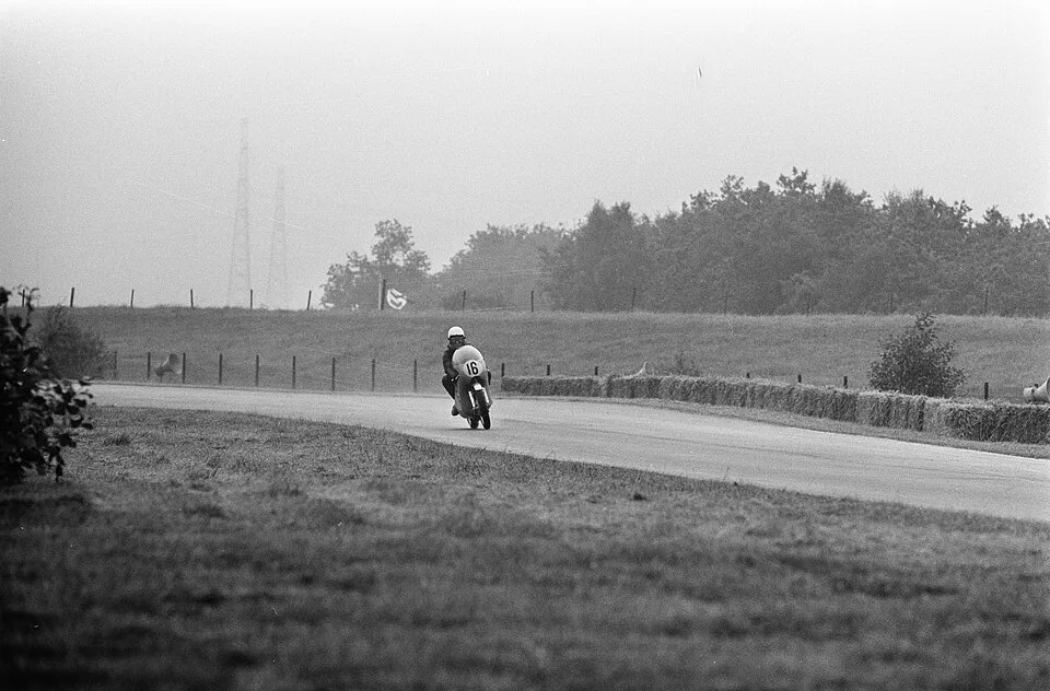 Illustration: From Aspiring Racer to Professional: Success Pathways in Motorsports Training