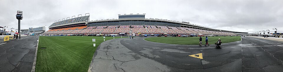 Illustration: How Does Banking Optimization Improve Oval Track Performance?