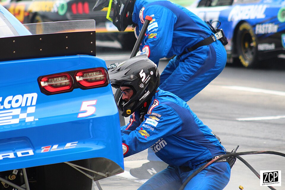 Illustration: How Pit Stops Execute in Under 10 Seconds Illustration: How Pit Stops Execute in Under 10 Seconds