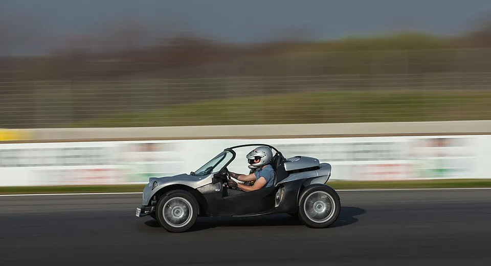 Illustration: In-Person Driver Coaching: Immediate Feedback and Technical Mastery