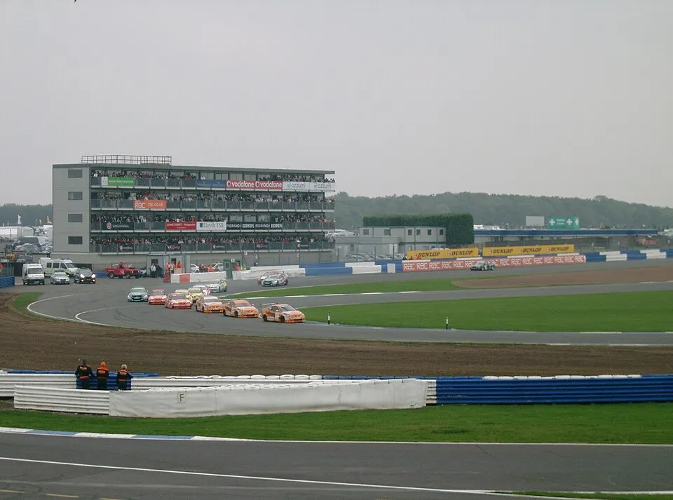 Illustration: Mastering Weight Transfer: Essential Techniques for Better Cornering