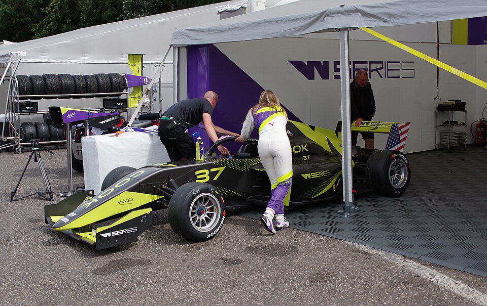 Illustration: Sarah Moore and the Evolution of Women's Circuit Racing Illustration: Sarah Moore and the Evolution of Women's Circuit Racing