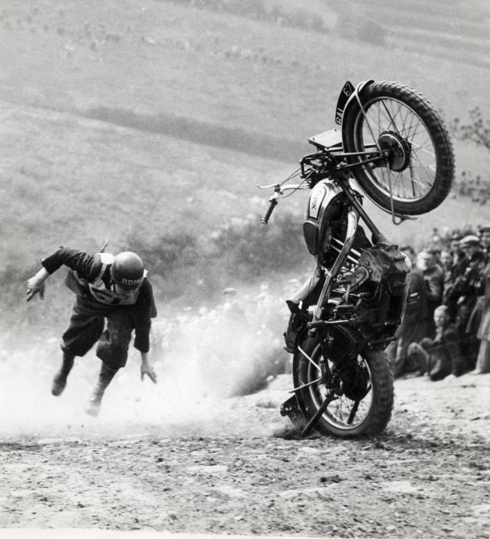 Illustration: What Do Yellow, Red, and Green Racing Flags Mean?