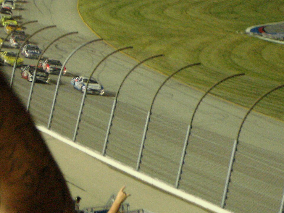 Illustration: What is NASCAR's Green-White-Checkered Finish (NASCAR Overtime)? Illustration: What is NASCAR's Green-White-Checkered Finish (NASCAR Overtime)?